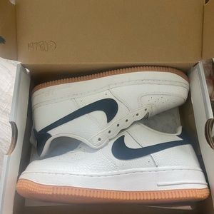 nike air forces NEW NEVER WORN comes with white laces